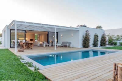 Modern property in Algarve with pool and garden