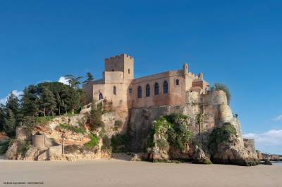 Large residential proeprty overlooking beach