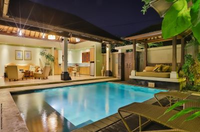 POol with terrace, open living area and kitchen